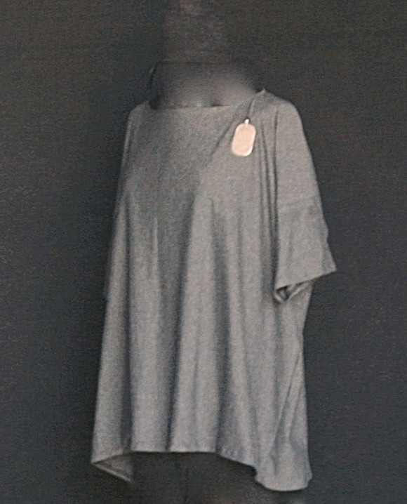 Tee shirt gris avec bijou Aprèe la mousson