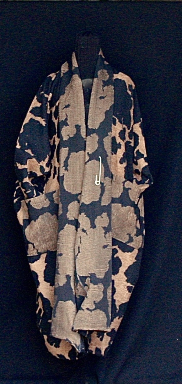 Manteau motif empreintes dans la savane Après la mousson