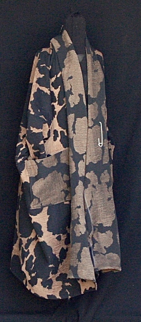 Manteau motif empreintes dans la savane Après la mousson