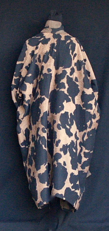 Manteau motif empreintes dans la savane Après la mousson
