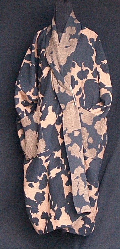 Manteau motif empreintes dans la savane Après la mousson